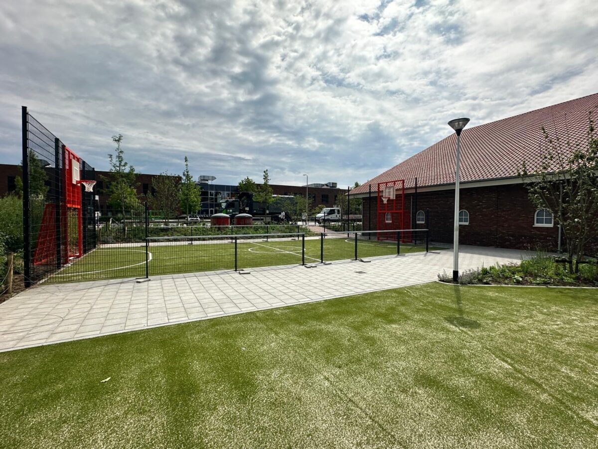 Sportkooi met voetbal- en basketbalcombinatie geplaatst bij Herderscheeschool Almelo 8 Sportkooi van 9 x 17 meter met basketbalunits, voetbaldoelen en antraciet hekwerk bij de Herderscheeschool in Almelo.